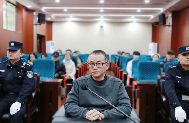 贵州省黔西南州委原常委、秘书长张玉龙受贿、诈骗案一审开庭