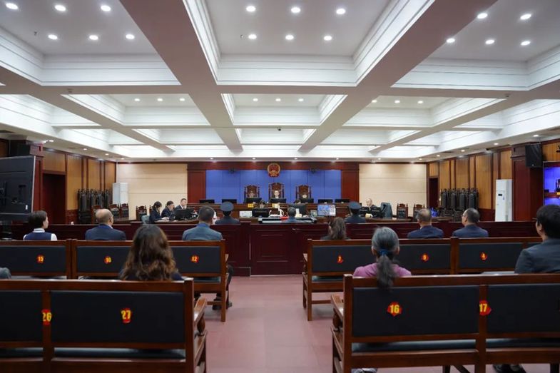 中信银行股份有限公司资产管理业务中心原副总裁罗金辉受贿案一审开庭