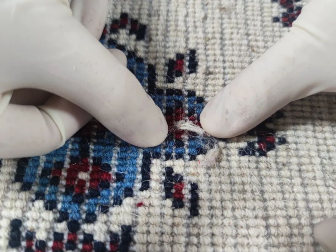 毛重4357.8克!深圳邮局海关查获藏在地毯里的冰毒