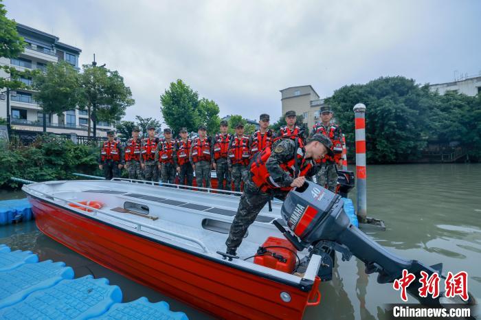 汛期至 浙江武警开展水上集训提升抢险救援能力