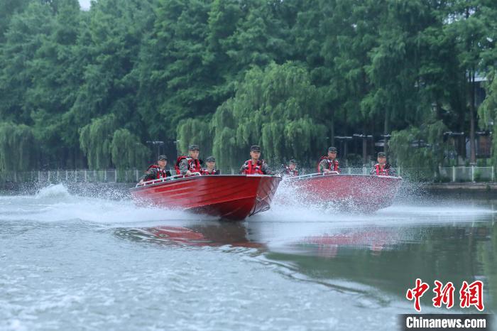汛期至 浙江武警开展水上集训提升抢险救援能力