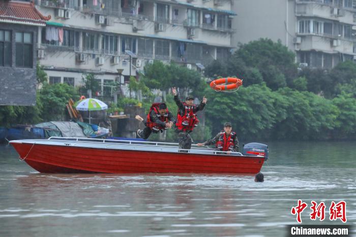 汛期至 浙江武警开展水上集训提升抢险救援能力