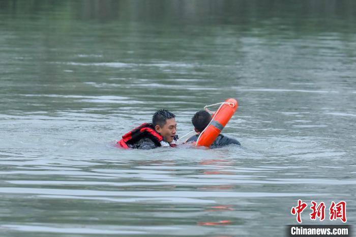 汛期至 浙江武警开展水上集训提升抢险救援能力
