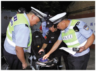 记者现场直击山东公安“全链条”打击“飙车炸街” 刹住午夜引擎轰鸣的“狂欢”