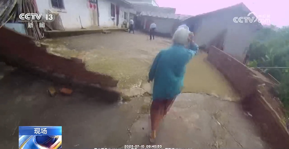 老人迷路热心人报警 “公安局”平安送回家