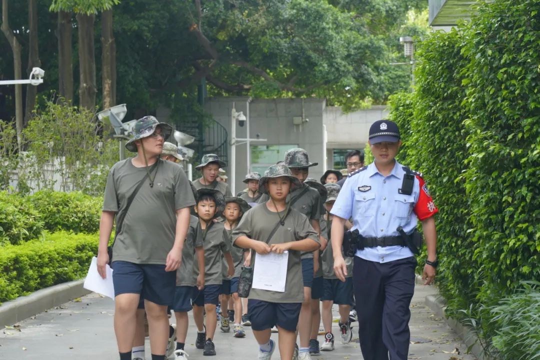迷彩色的法治夏令营