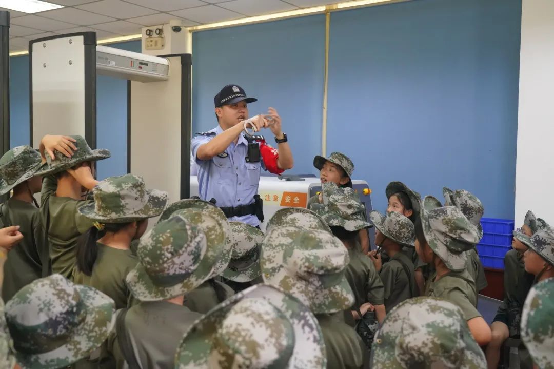 迷彩色的法治夏令营