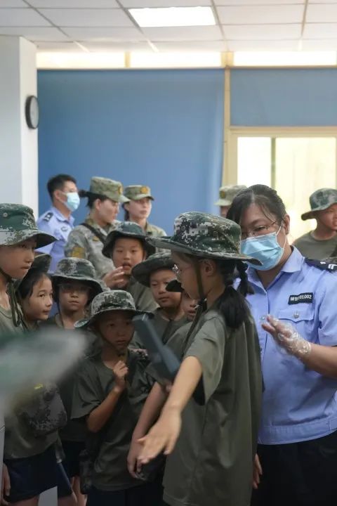 迷彩色的法治夏令营