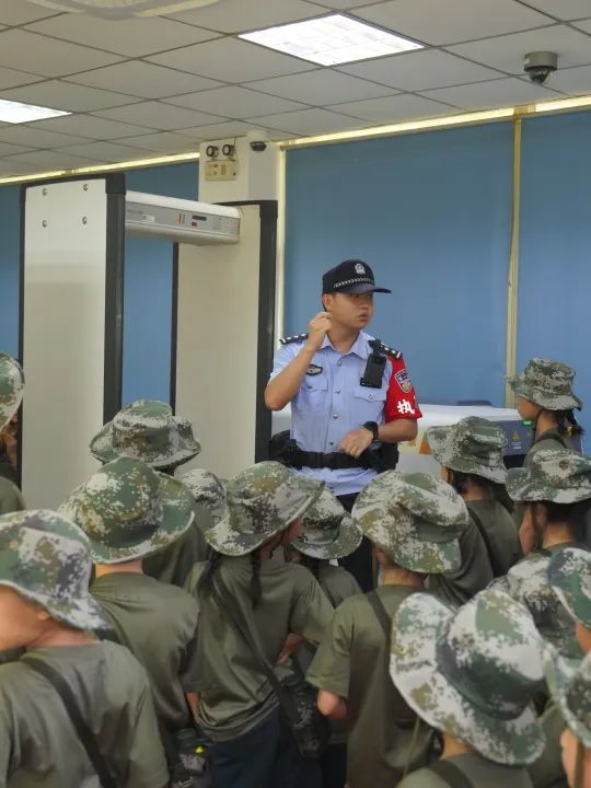 迷彩色的法治夏令营