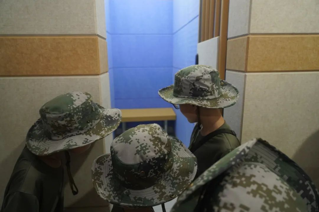 迷彩色的法治夏令营