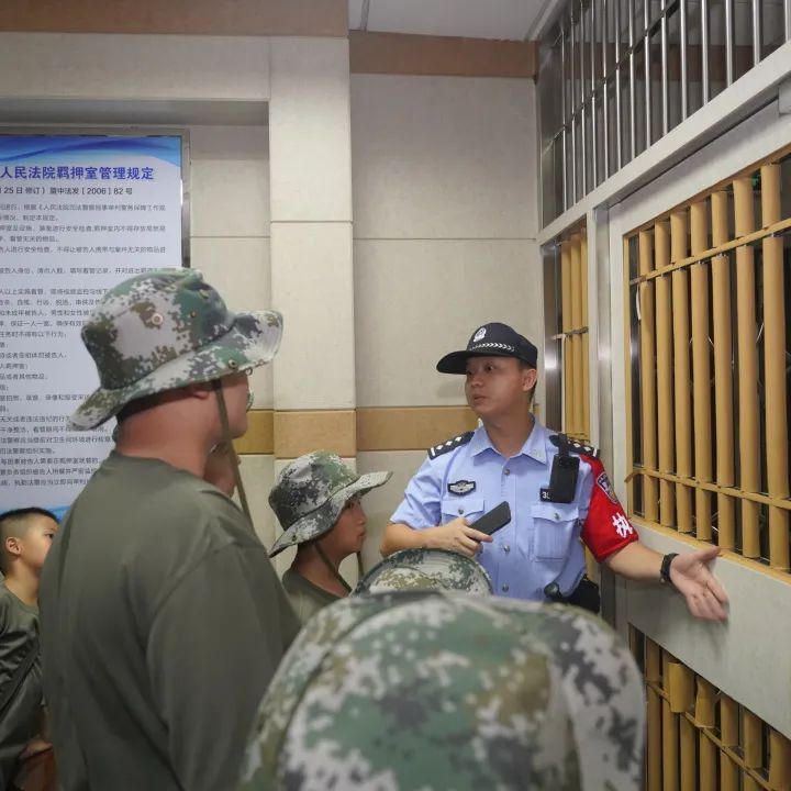 迷彩色的法治夏令营