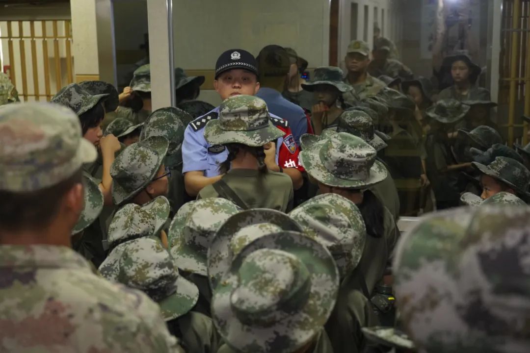 迷彩色的法治夏令营