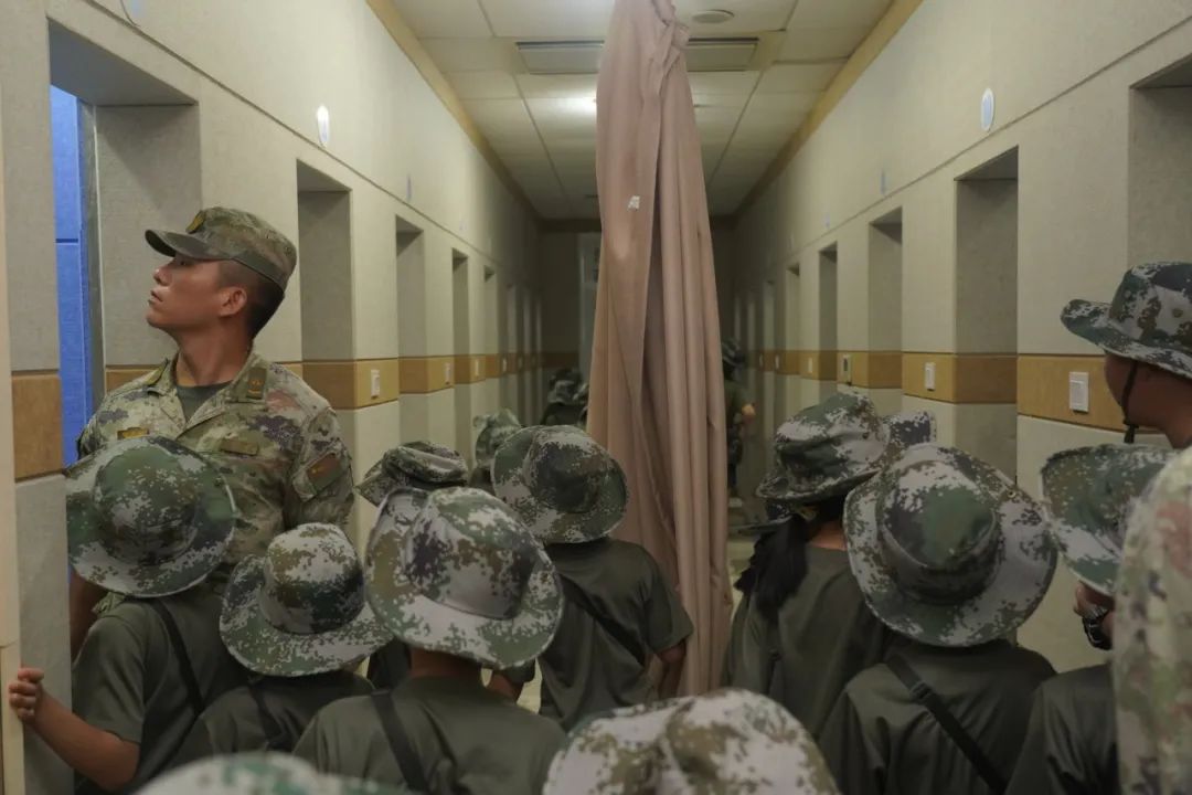 迷彩色的法治夏令营