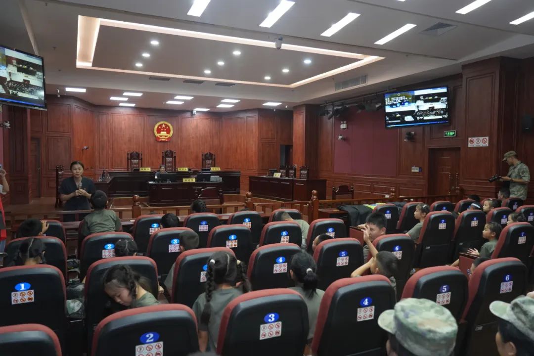 迷彩色的法治夏令营