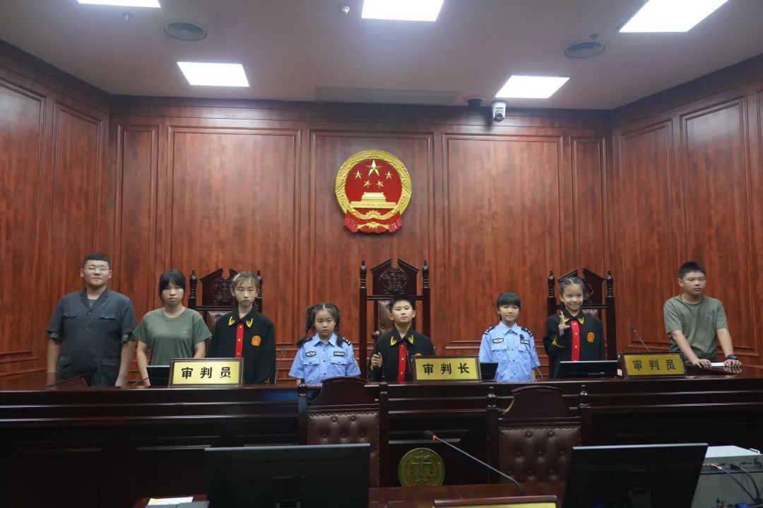 迷彩色的法治夏令营