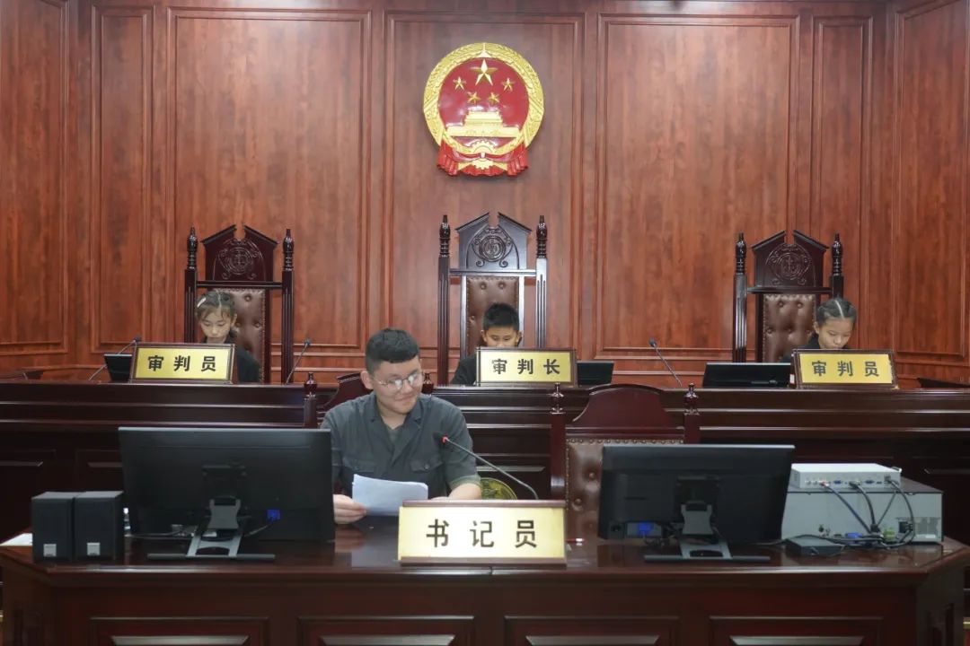 迷彩色的法治夏令营