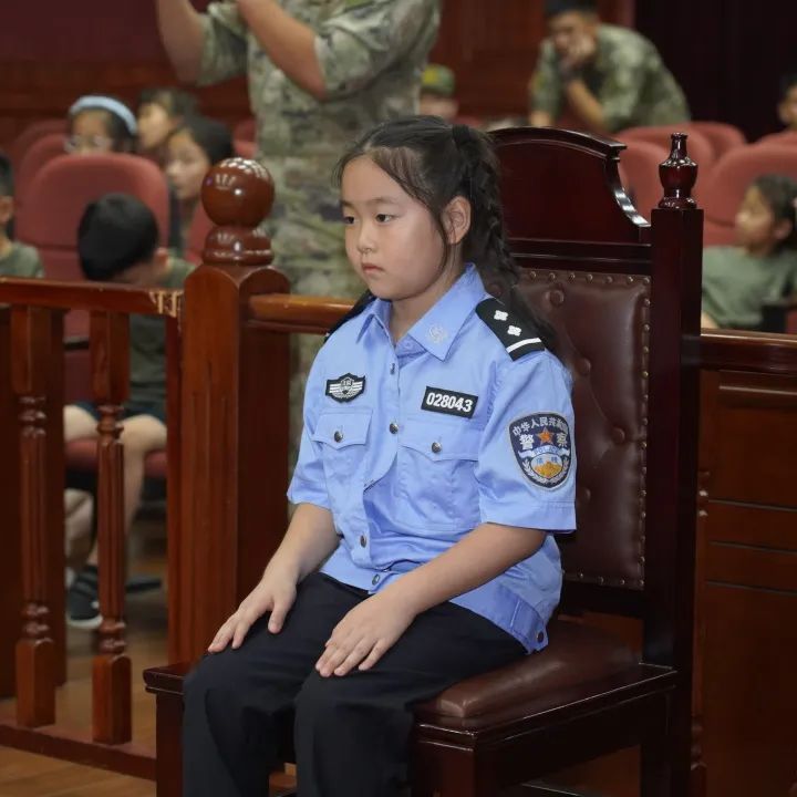 迷彩色的法治夏令营