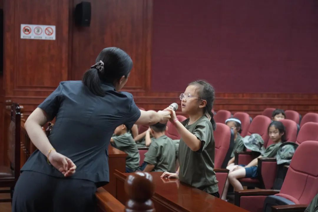 迷彩色的法治夏令营