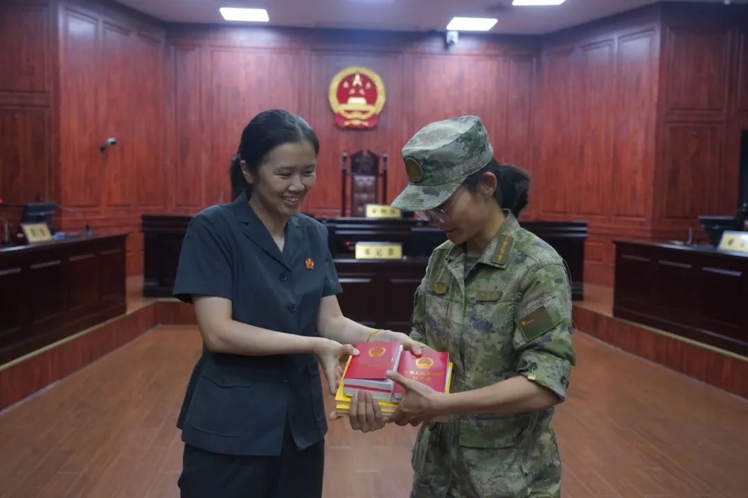 迷彩色的法治夏令营