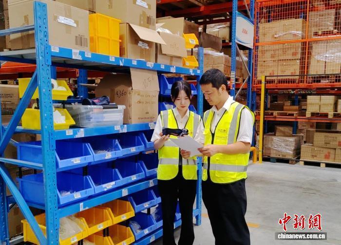 浙江嘉兴“开学经济”升温 海关助力文具“热销潮”