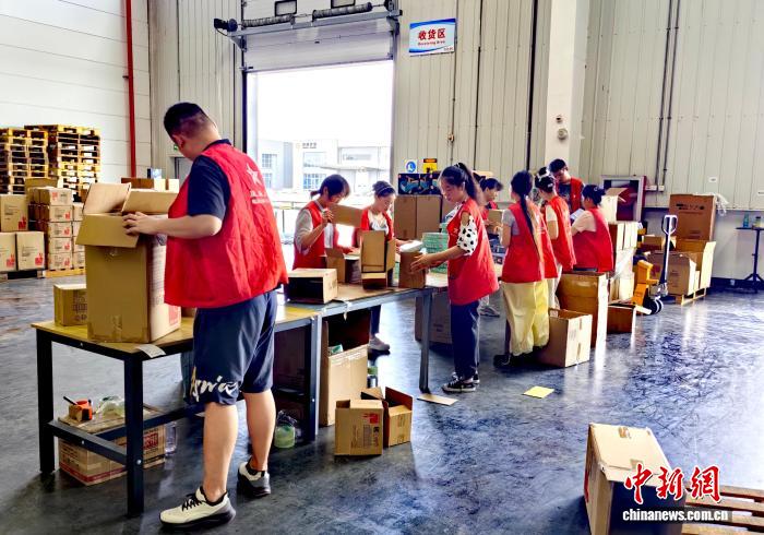 浙江嘉兴“开学经济”升温 海关助力文具“热销潮”