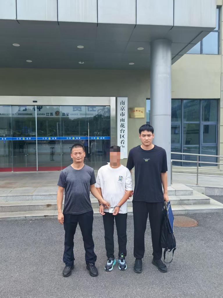 拍案|含着烟头吃面!“碰瓷式维权”怎么治?