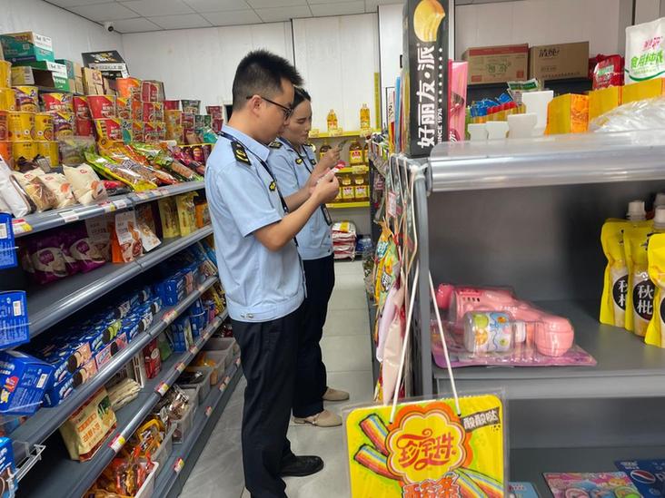 拍案|含着烟头吃面!“碰瓷式维权”怎么治?