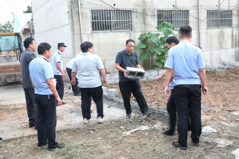 从“添堵小屋”到“畅通巷陌”——兰陵法院“十度执行”续写“六尺巷”故事