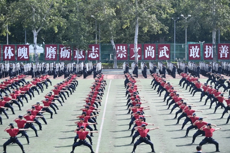 中国人民公安大学举行2025年新生警务化管理教育与训练汇报演练 中国人民公安大学举行2025年新生警务化管理教育与训练汇报演练