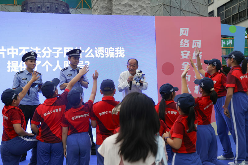宣传网络安全，深圳警方请市民现场识谣辨骗