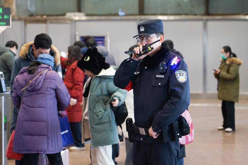 看见年轻铁警的春运一天