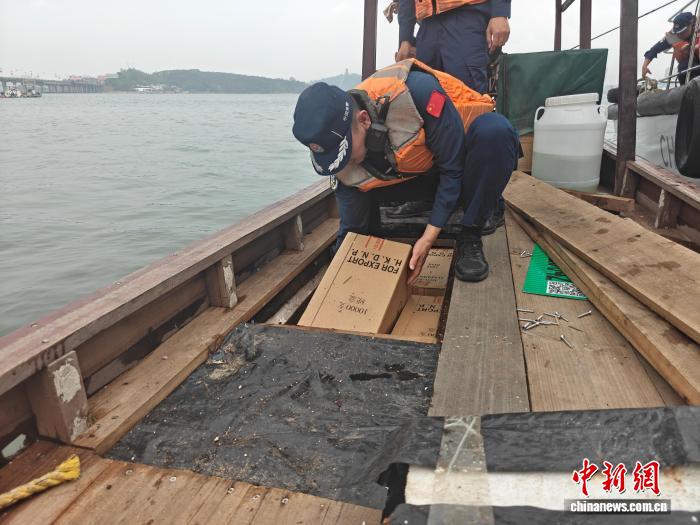 广西海警强化重点海域巡逻 连续查获涉香烟走私案