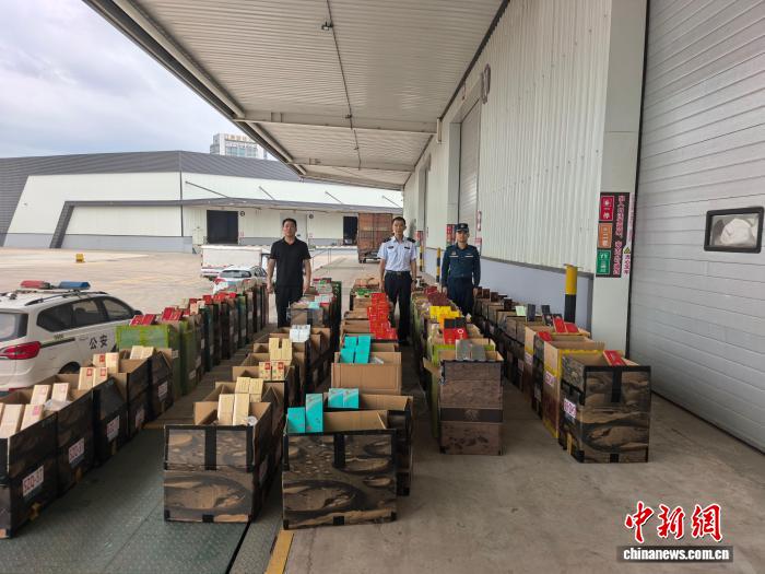 广西海警强化重点海域巡逻 连续查获涉香烟走私案