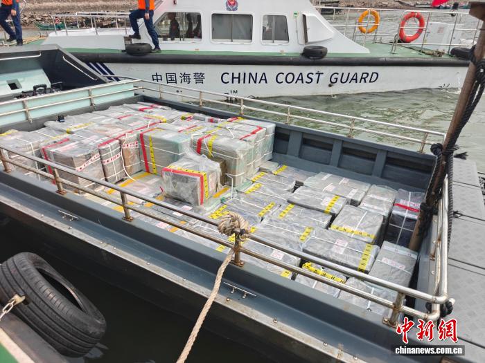 广西海警强化重点海域巡逻 连续查获涉香烟走私案
