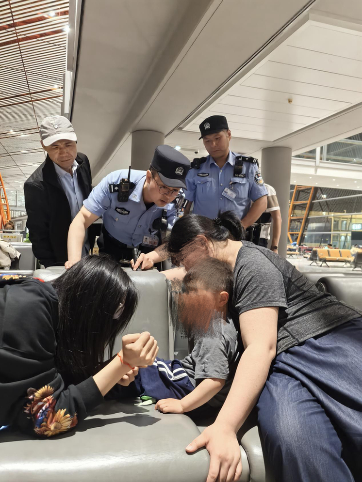 男童腿卡航站楼座椅,民警“拆座”快速解救 男童腿卡航站楼座椅,民警“拆座”快速解救