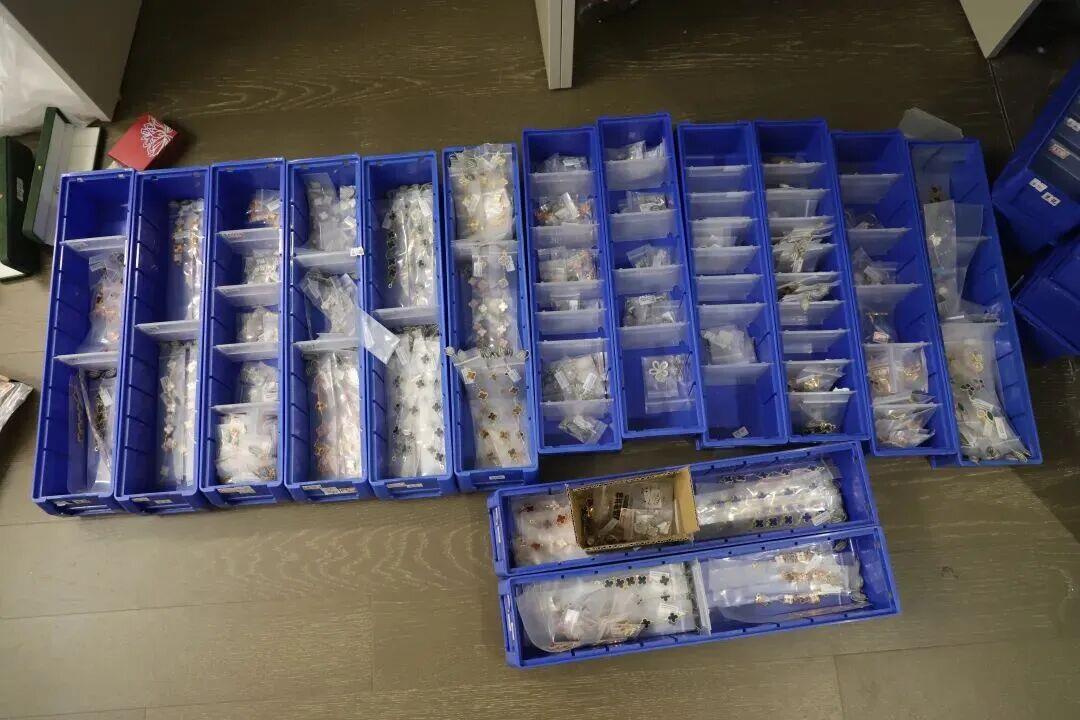 网红直播时被警察带走!“国际品牌”全是假的