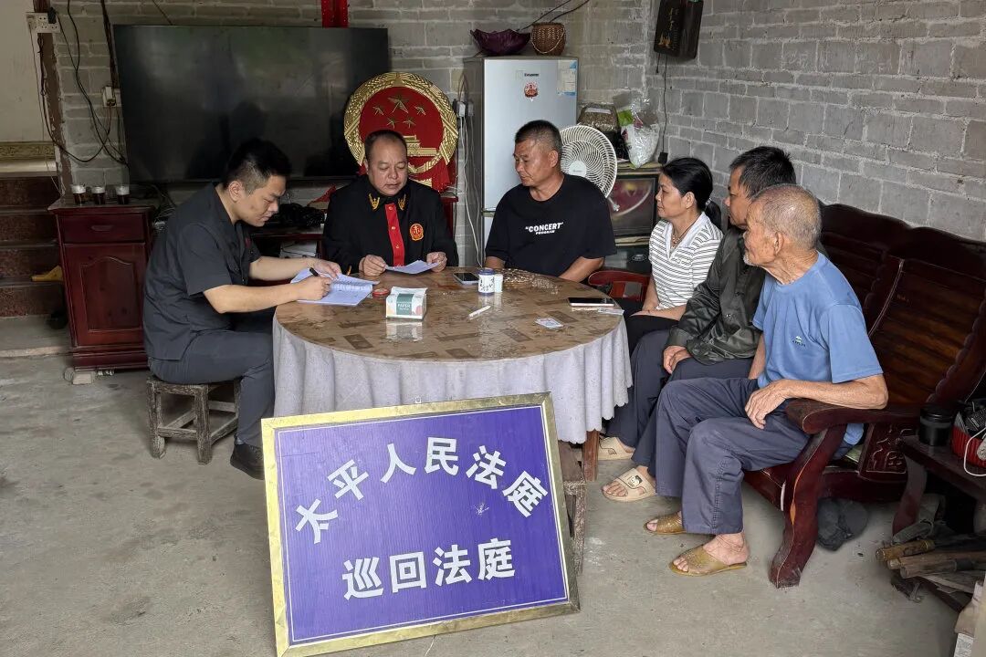 “挂红大叔”的泥土情 “挂红大叔”的泥土情
