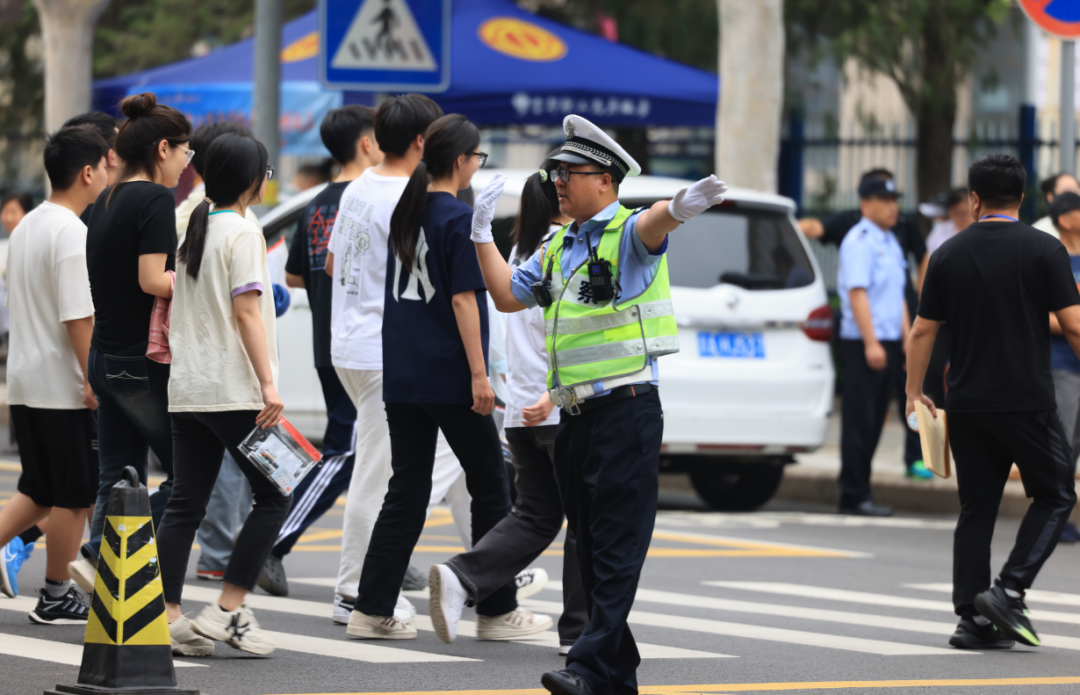 北京警察的高考“打开”方式......