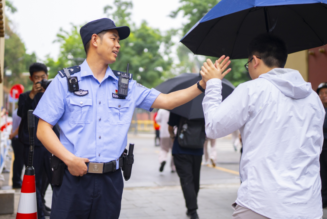 北京警察的高考“打开”方式......