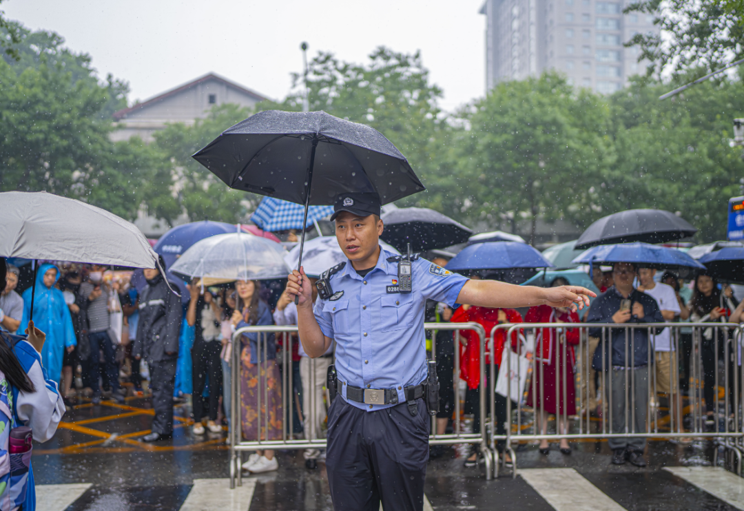 北京警察的高考“打开”方式......