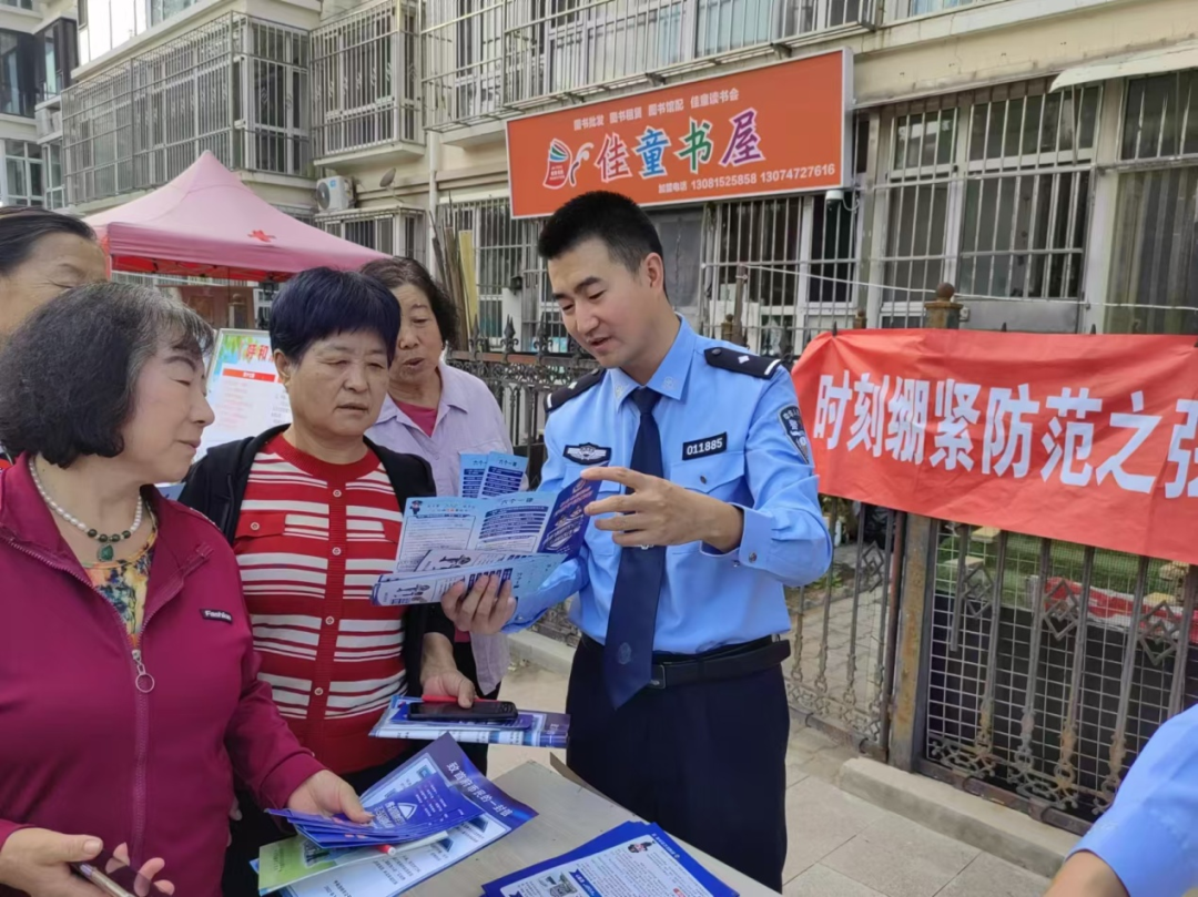 把“大警务”装进“小背包” “背包警务”“背”出安全与稳定