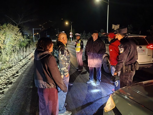 游客车辆被困山上，还好有他们……