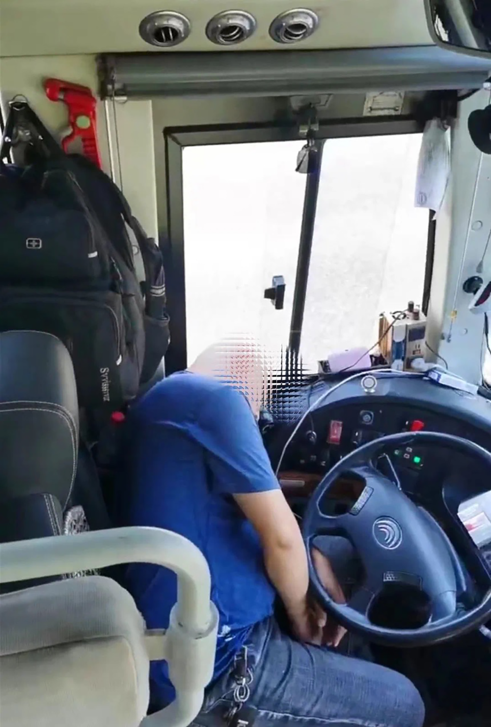 昏迷前守护52名乘客,大巴司机成植物人却无法认定工伤?法院出手了