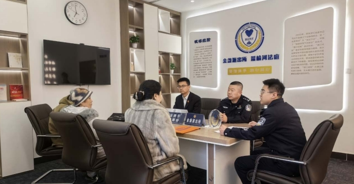 先锋人物——张燕生:一盏警灯映初心 创新治理暖民心