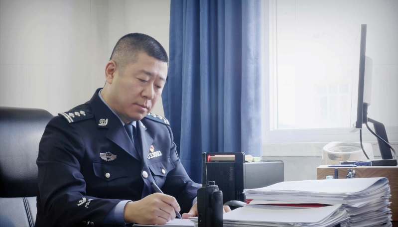 先锋人物——张燕生:一盏警灯映初心 创新治理暖民心
