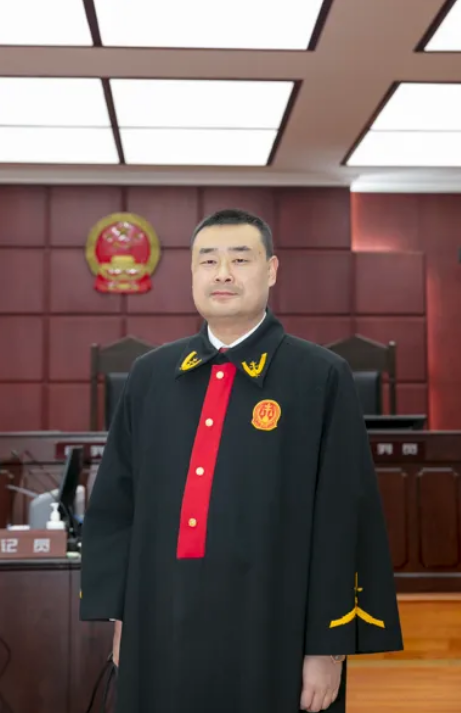 全国模范法官徐建斌：像大山一样担起人民的重托