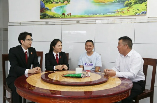 广西人大代表赵丽娟：手握民意话筒，心惦司法天平