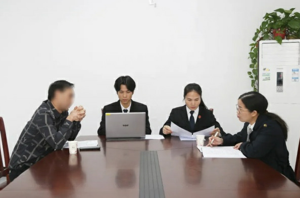 广西人大代表赵丽娟：手握民意话筒，心惦司法天平
