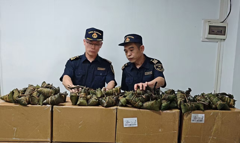 伪装成防雨布出境!海关查出1.6吨、4800个肉粽碱水粽